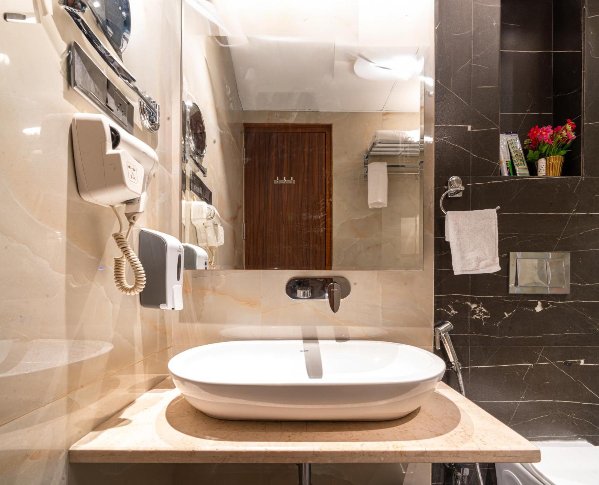 Treebo Premium Heritage Grand -Majiwada Thane Exteriör bild